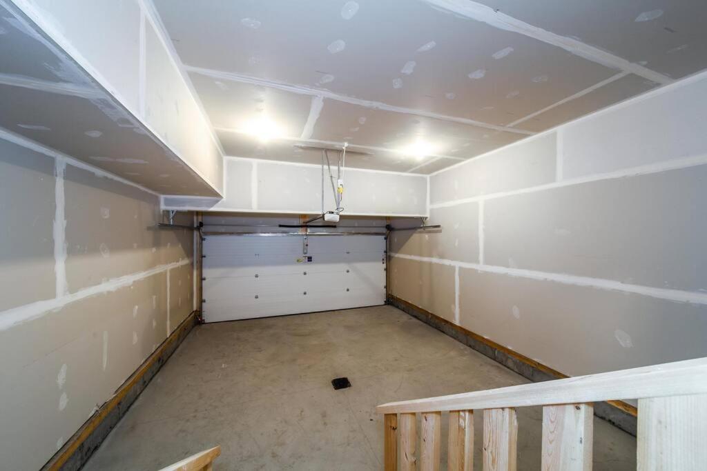 Beautiful Elegant Home Sleeps 10, Free Parking, Central AC