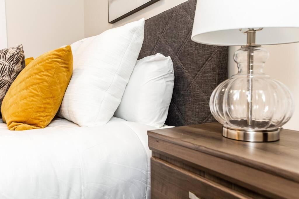 Beautiful Elegant Home Sleeps 10, Free Parking, Central AC