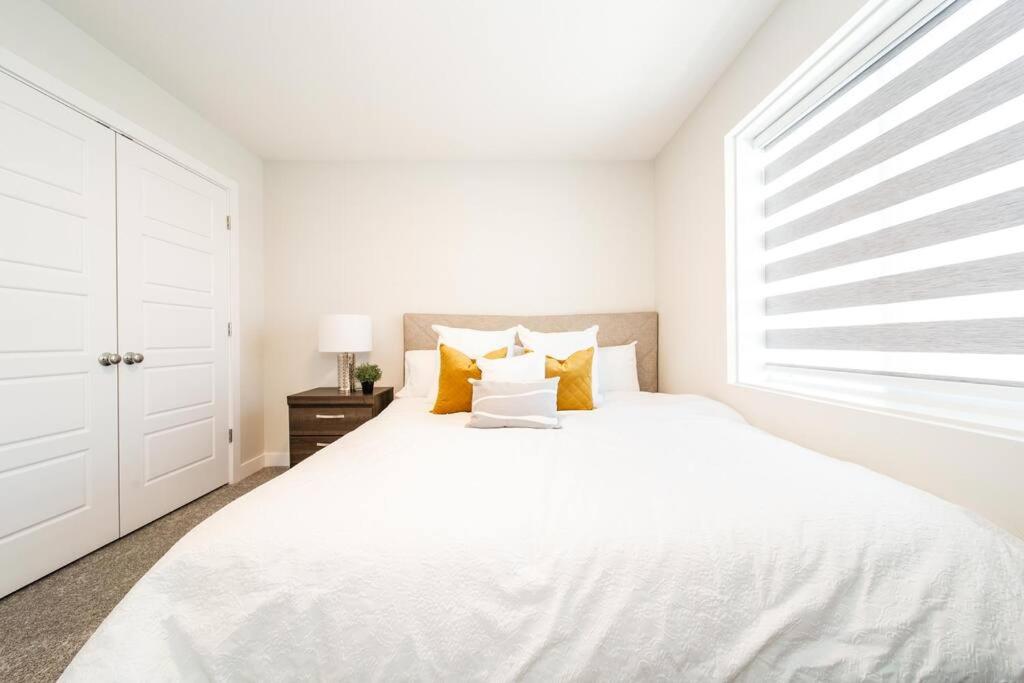 Beautiful Elegant Home Sleeps 10, Free Parking, Central AC