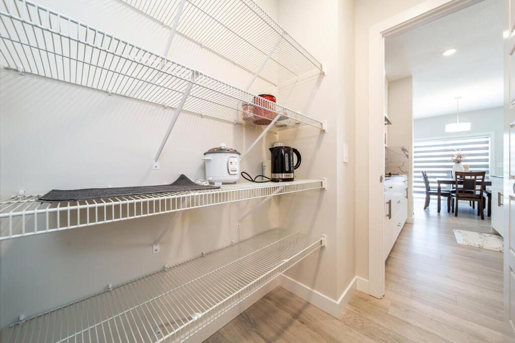 Beautiful Elegant Home Sleeps 10, Free Parking, Central AC