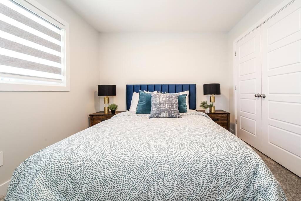 Beautiful Elegant Home Sleeps 10, Free Parking, Central AC
