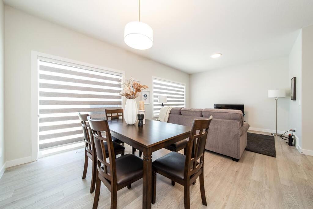 Beautiful Elegant Home Sleeps 10, Free Parking, Central AC
