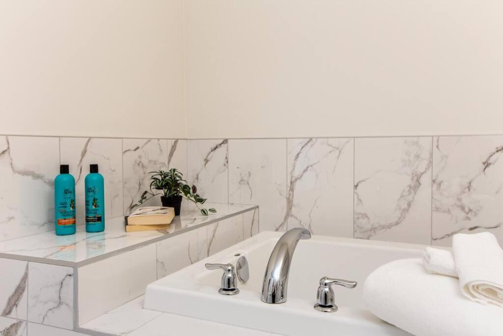 Beautiful Elegant Home Sleeps 10, Free Parking, Central AC