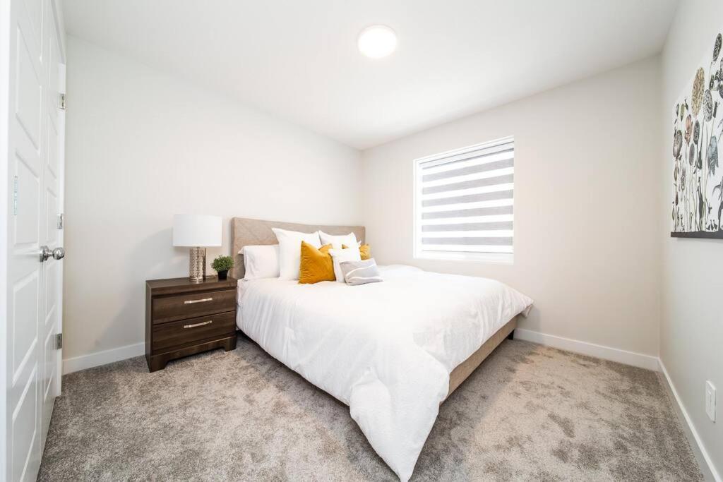 Beautiful Elegant Home Sleeps 10, Free Parking, Central AC