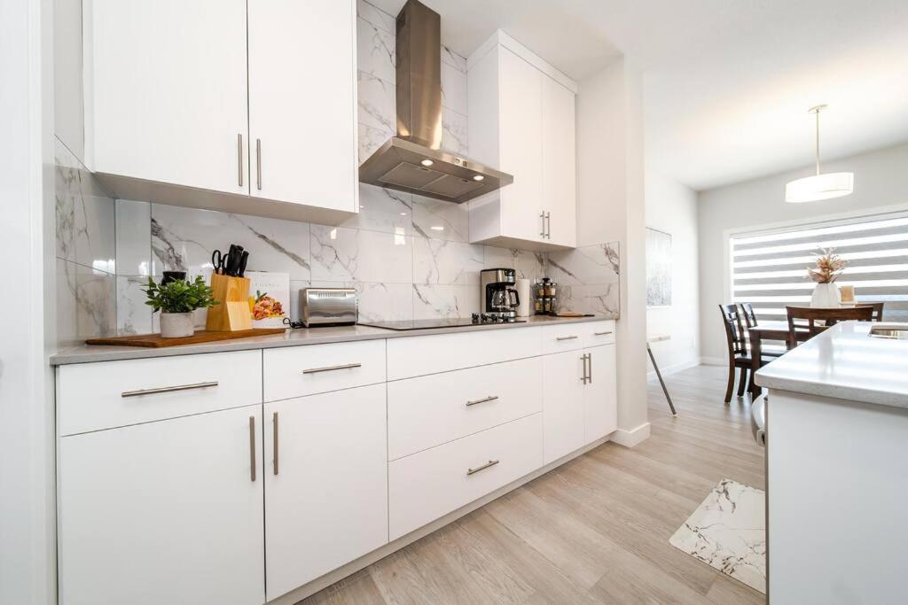 Beautiful Elegant Home Sleeps 10, Free Parking, Central AC