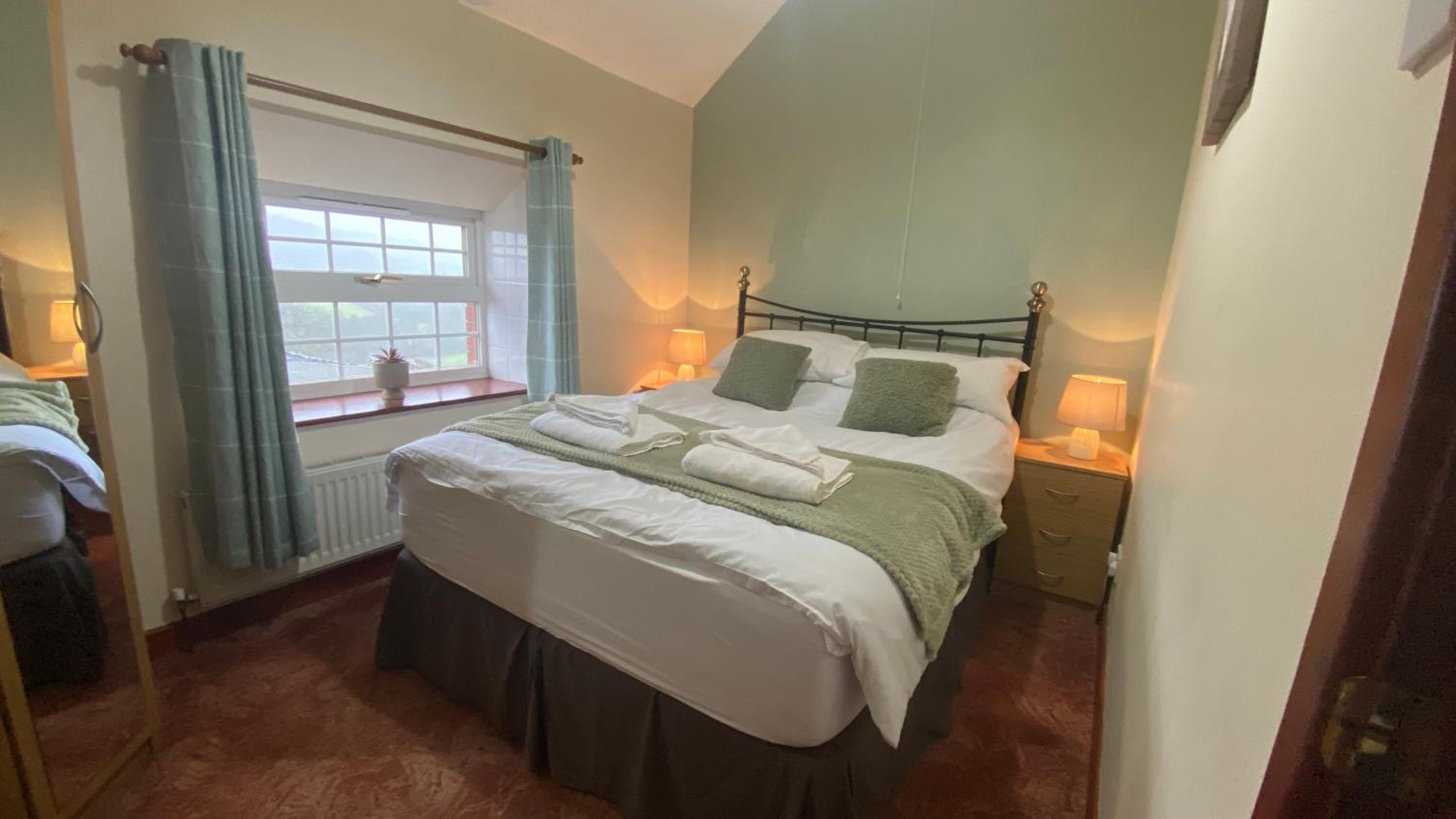 Sunnyside farmstay & hottub near Brecon Beacons sleeps 8 view 2