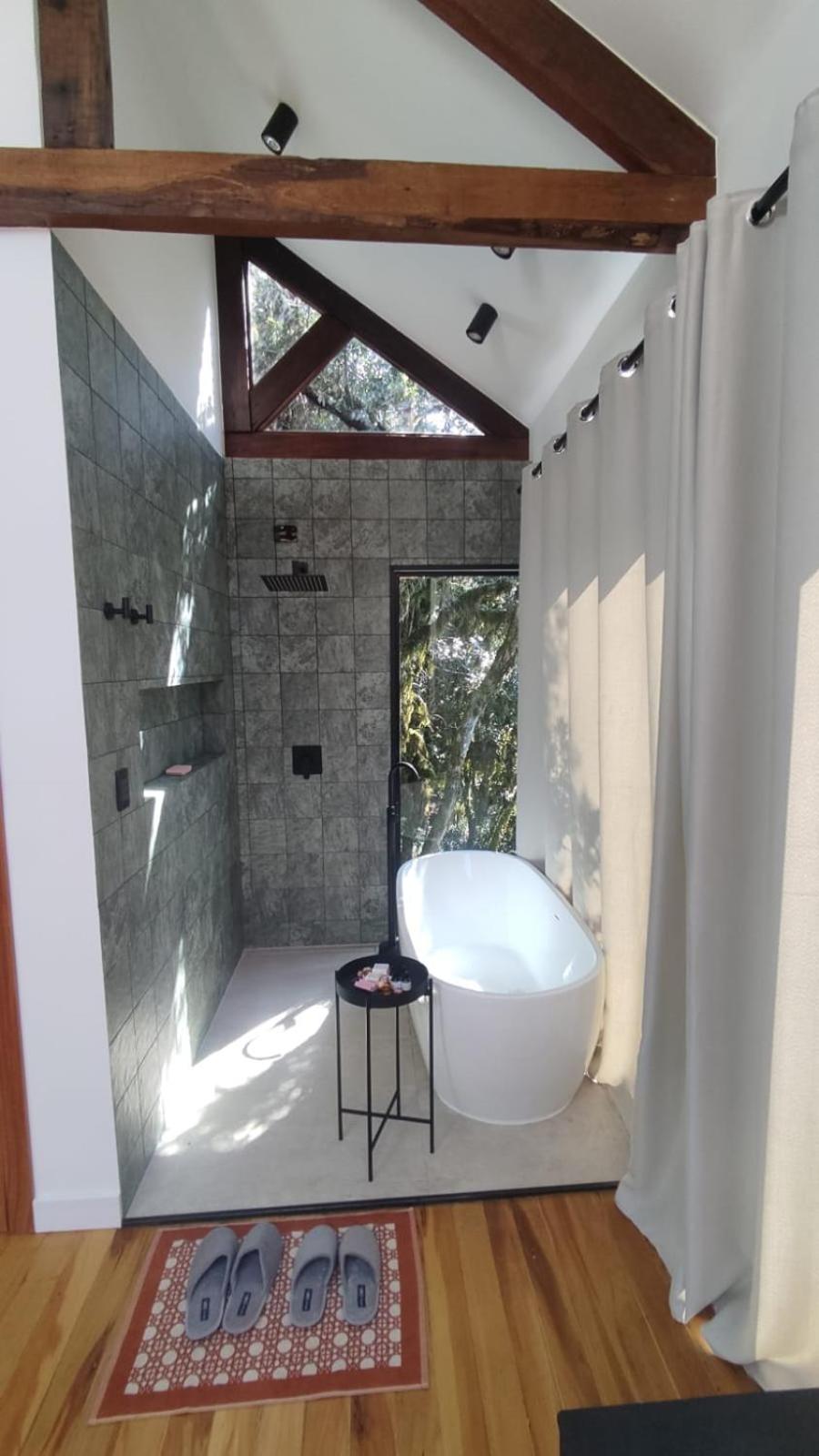 Casa na árvore com banheira de imersão e lareira