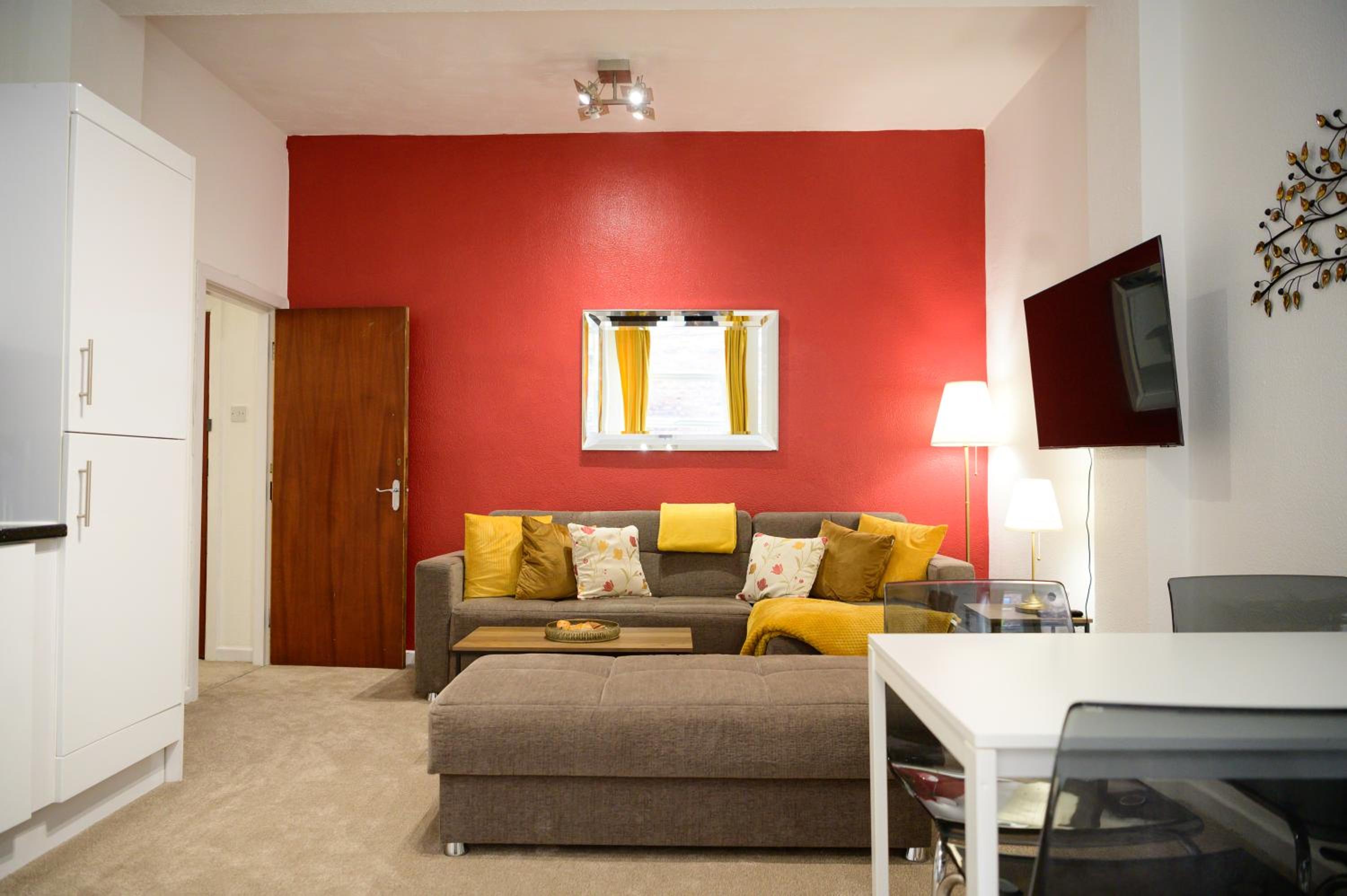 Autumn Breeze - 2BR - Sofa Bed - WiFi - - Central - Didsbury view 3