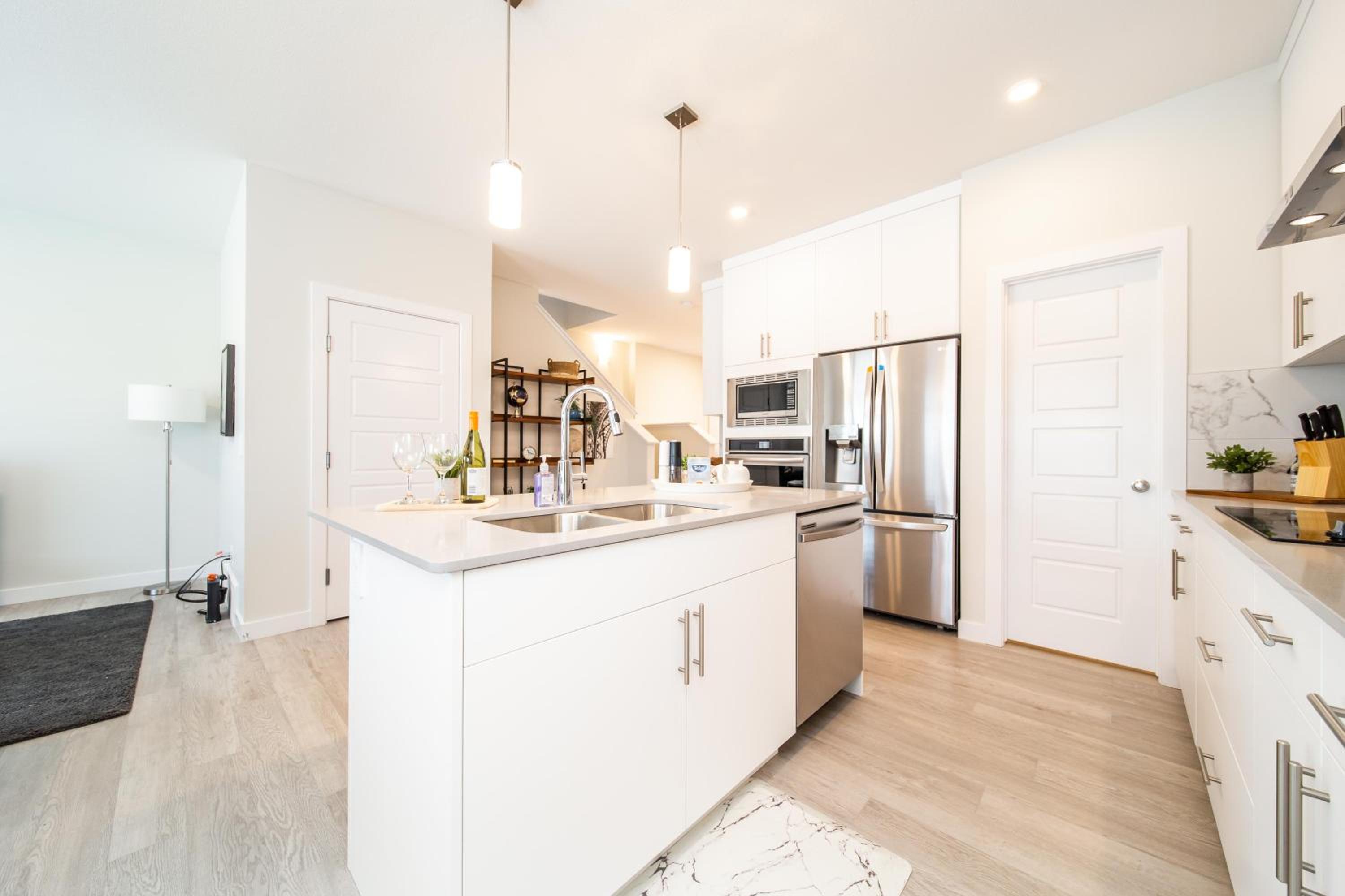 Beautiful Elegant Home Sleeps 10, Free Parking, Central AC