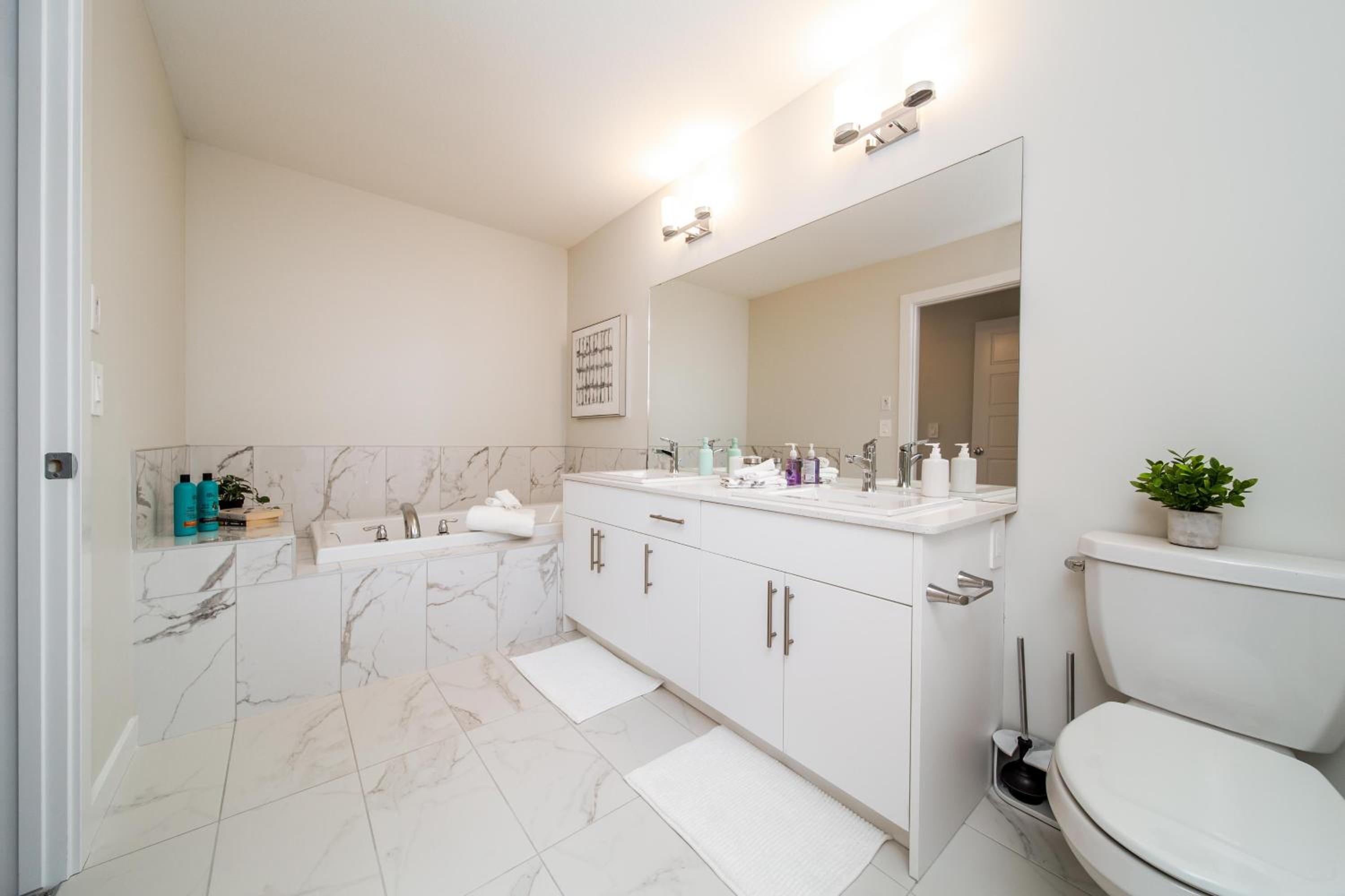 Beautiful Elegant Home Sleeps 10, Free Parking, Central AC