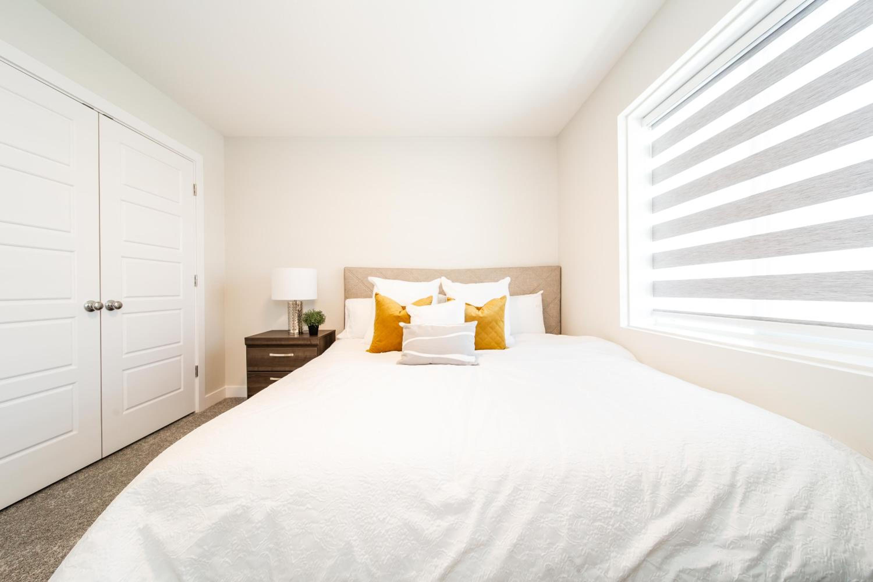 Beautiful Elegant Home Sleeps 10, Free Parking, Central AC
