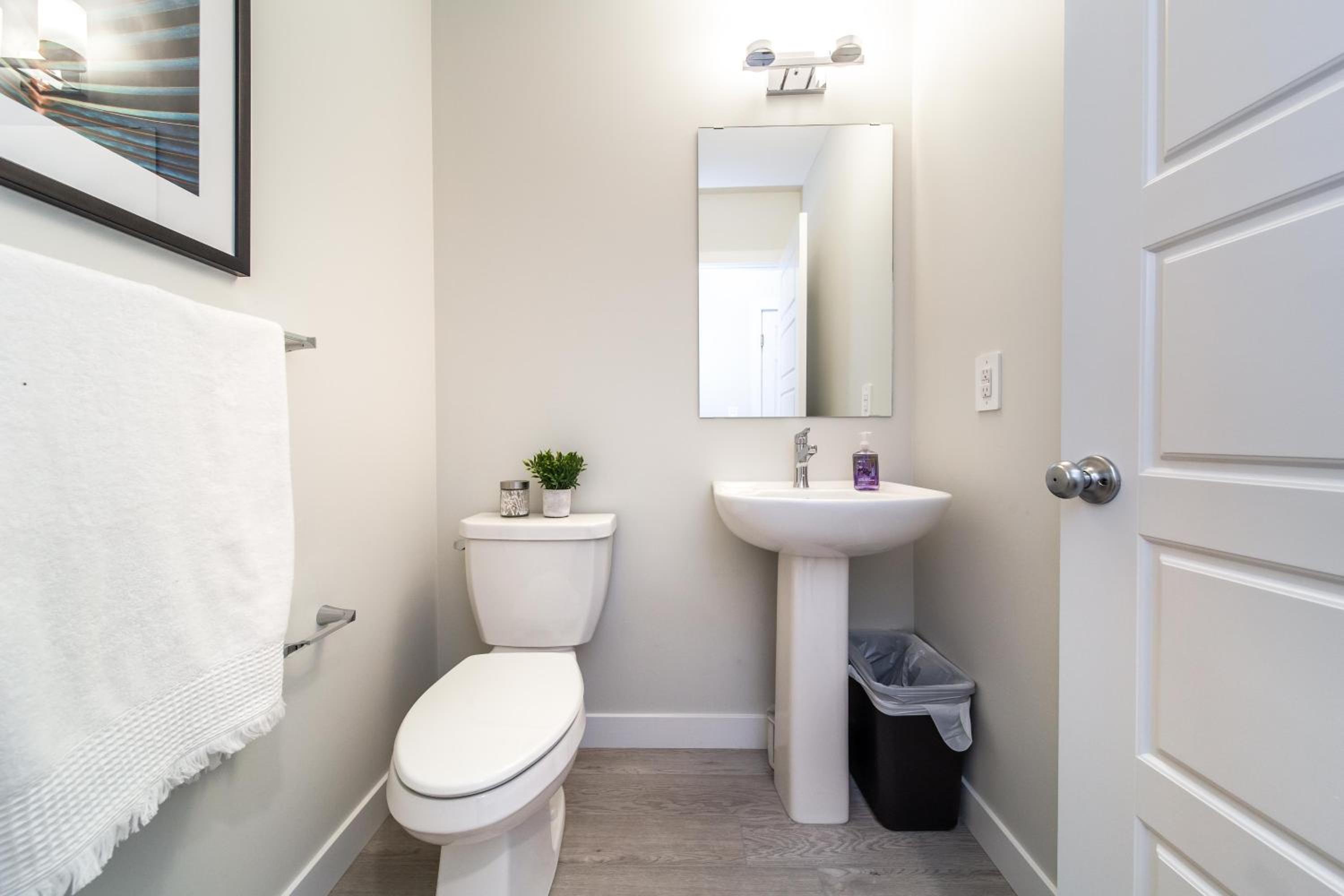 Beautiful Elegant Home Sleeps 10, Free Parking, Central AC
