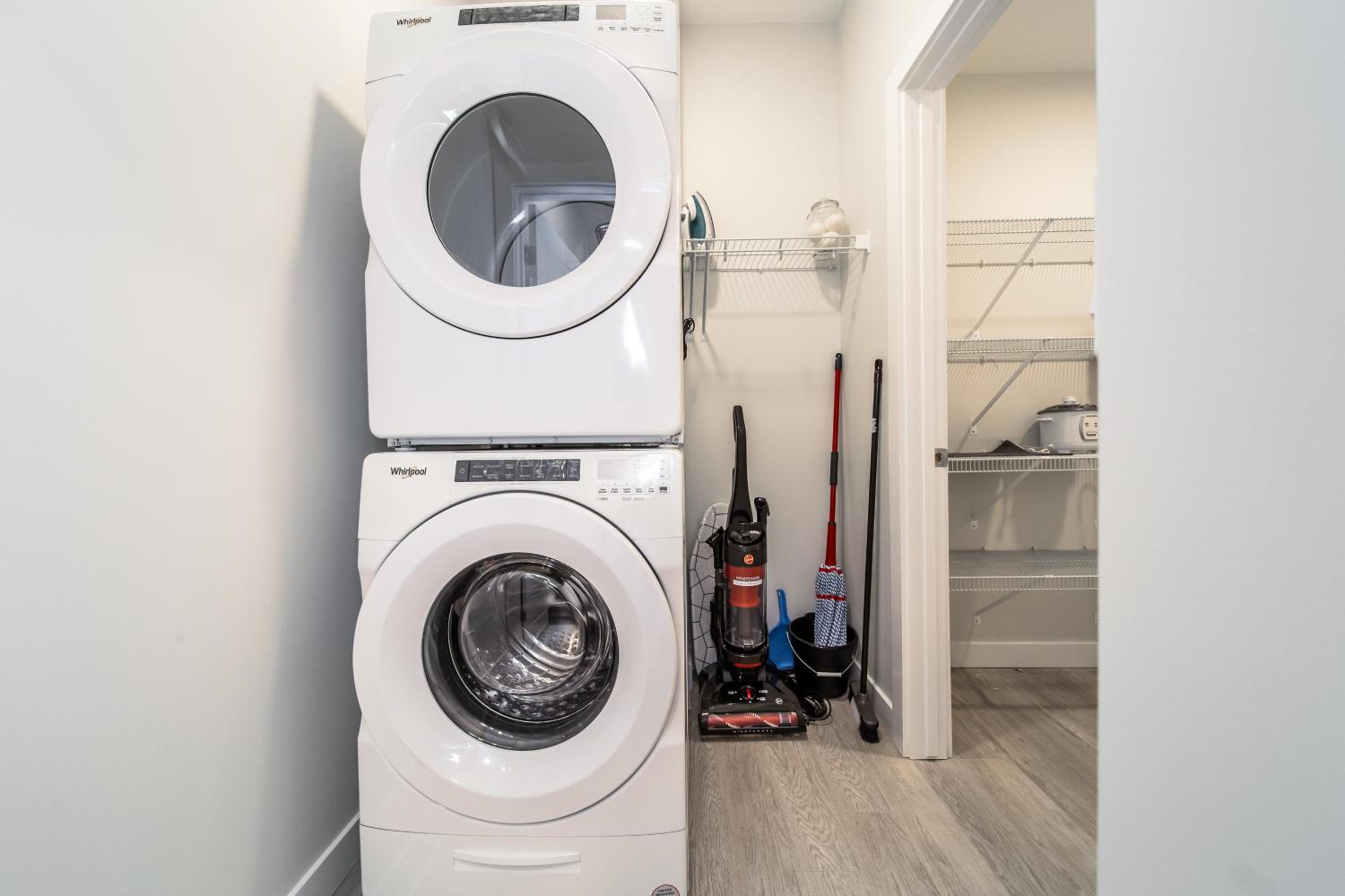 Beautiful Elegant Home Sleeps 10, Free Parking, Central AC