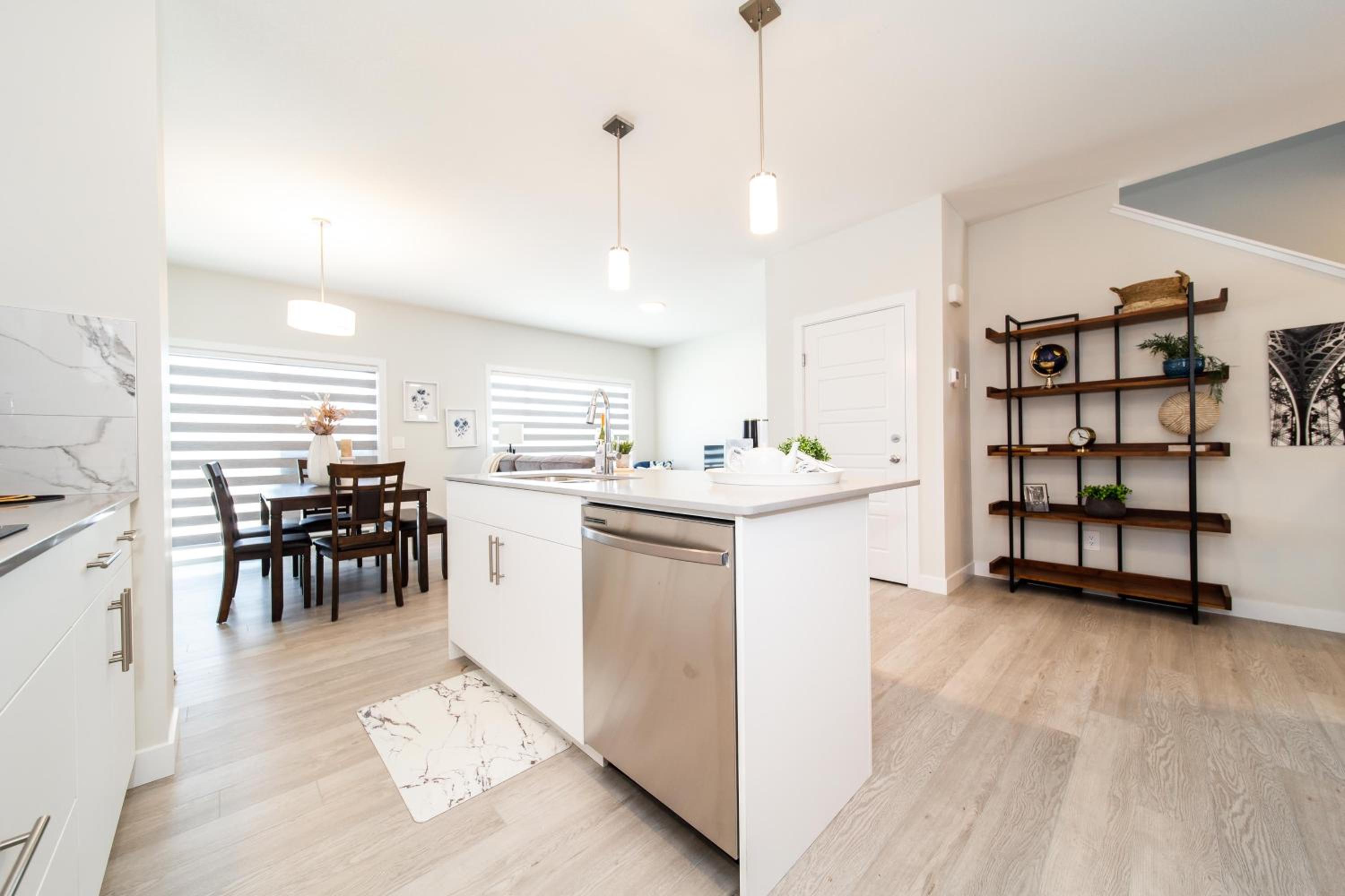 Beautiful Elegant Home Sleeps 10, Free Parking, Central AC