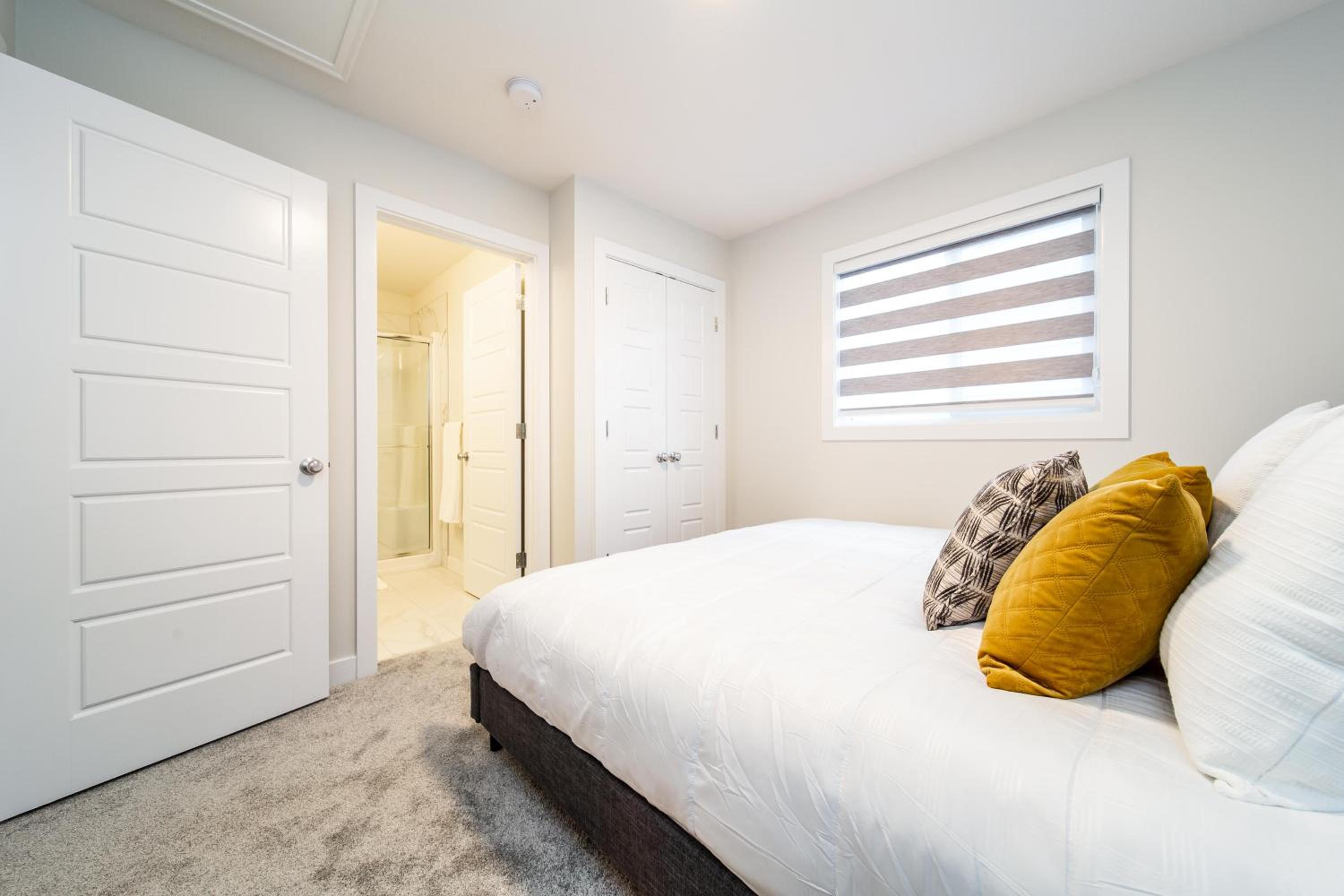 Beautiful Elegant Home Sleeps 10, Free Parking, Central AC