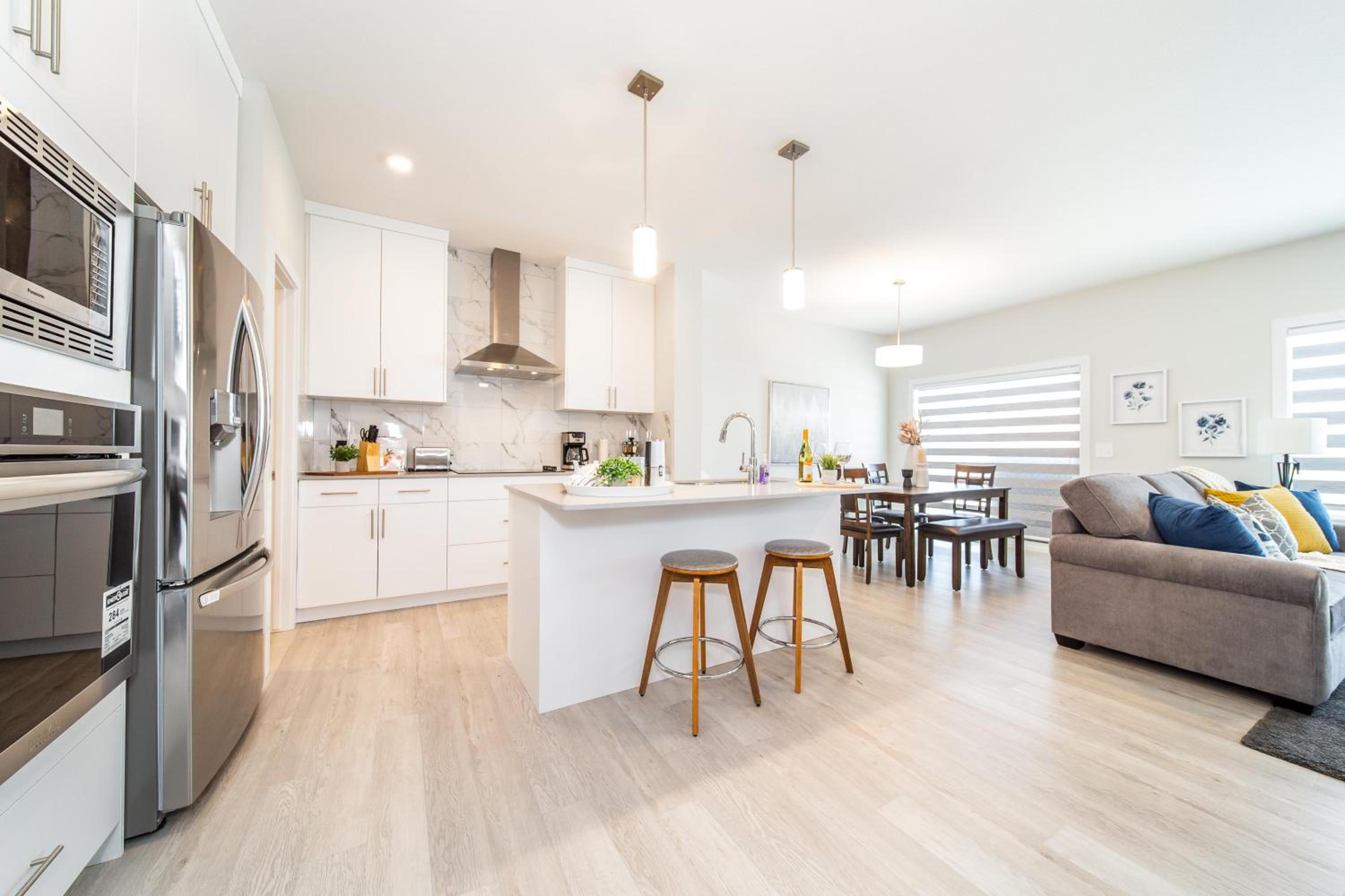 Beautiful Elegant Home Sleeps 10, Free Parking, Central AC