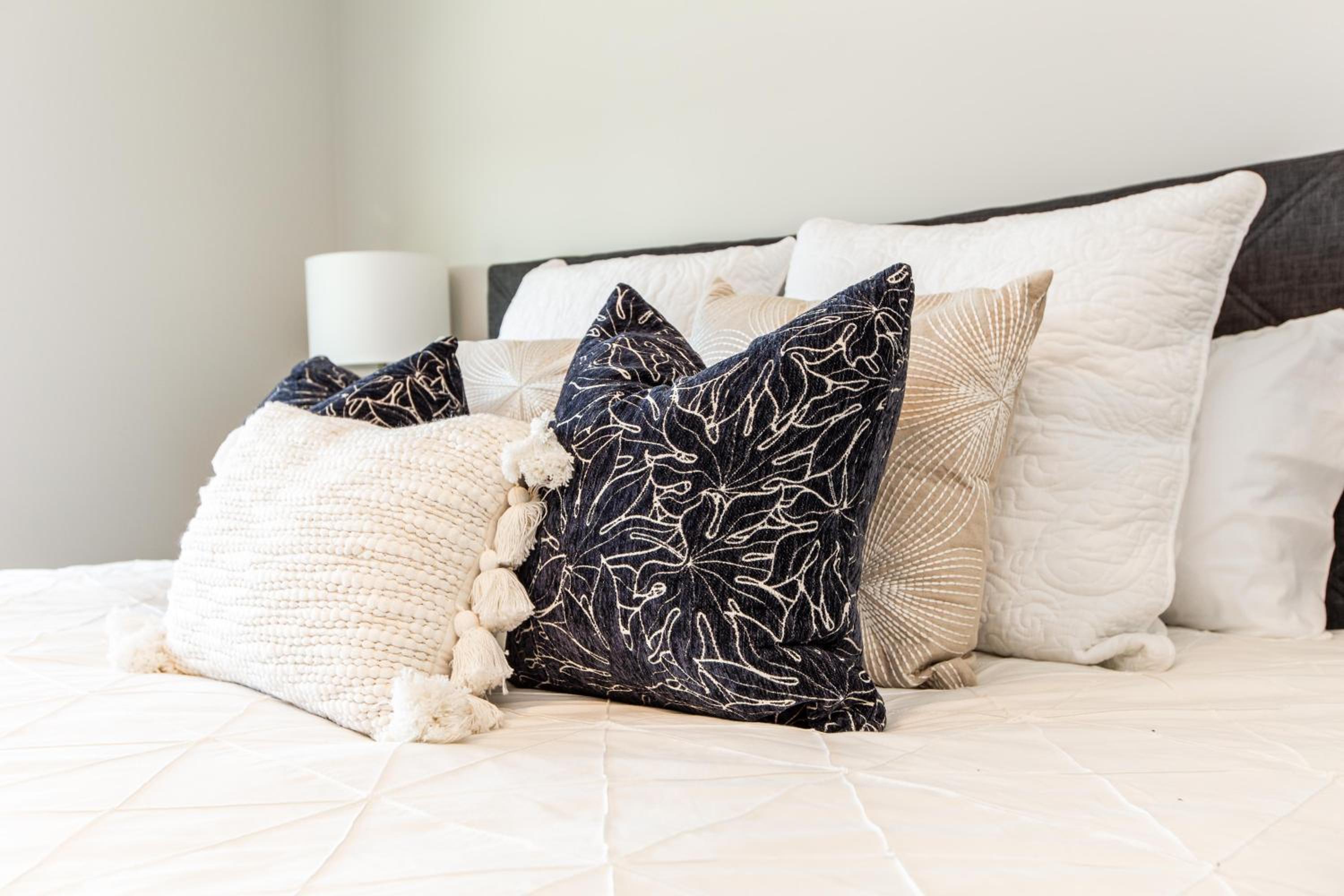 Beautiful Elegant Home Sleeps 10, Free Parking, Central AC