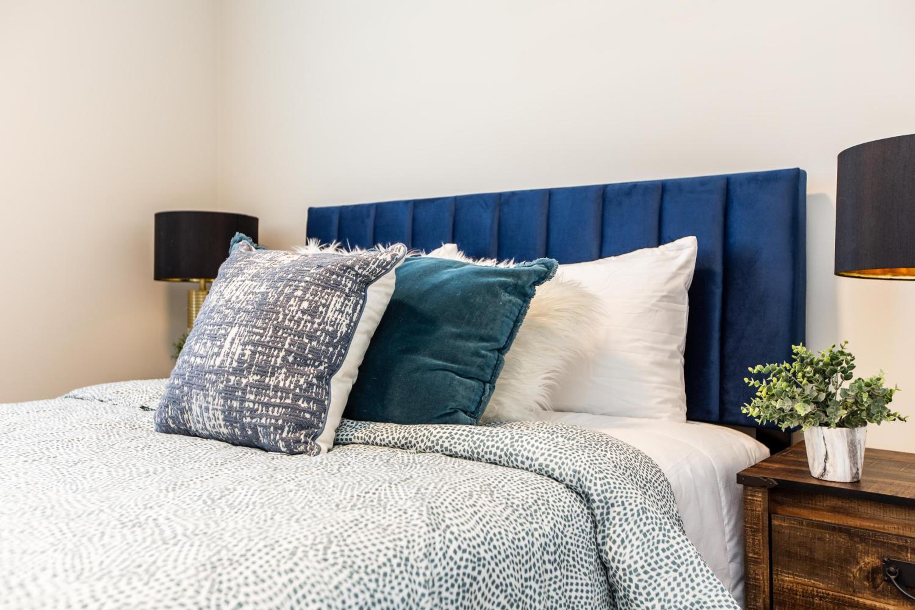 Beautiful Elegant Home Sleeps 10, Free Parking, Central AC