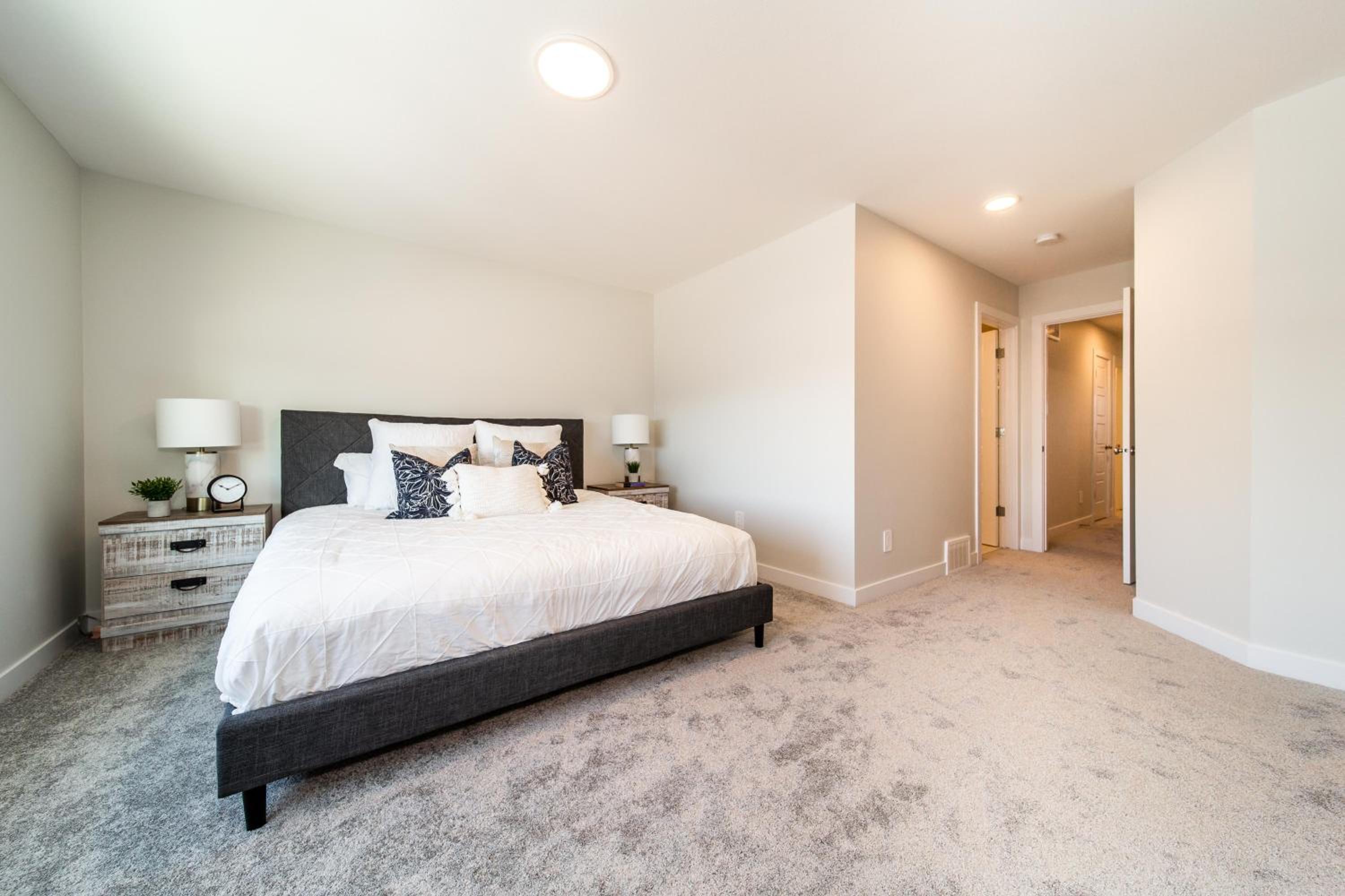 Beautiful Elegant Home Sleeps 10, Free Parking, Central AC
