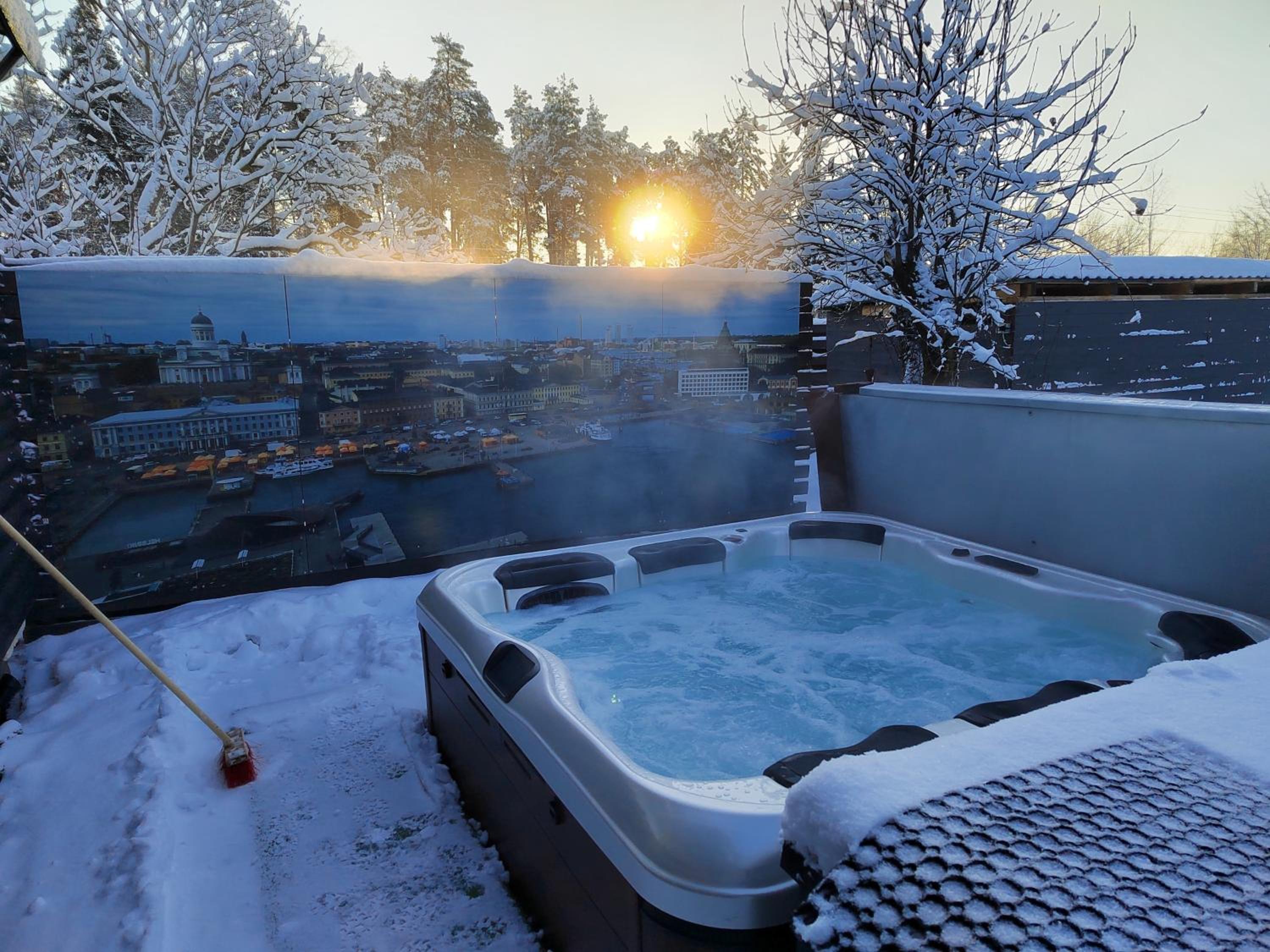 The Mäkkylä Escape - Perfect for 2 with sauna look and optional Hot Tub view 5