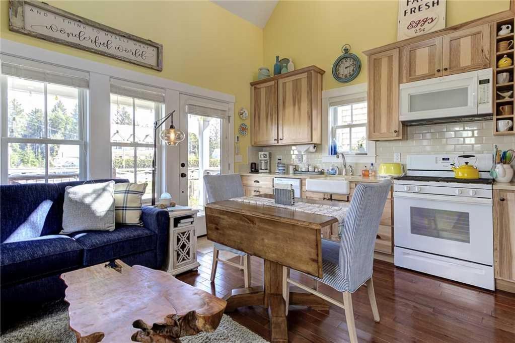 Sweet Buttercup by Seabrook Hospitality