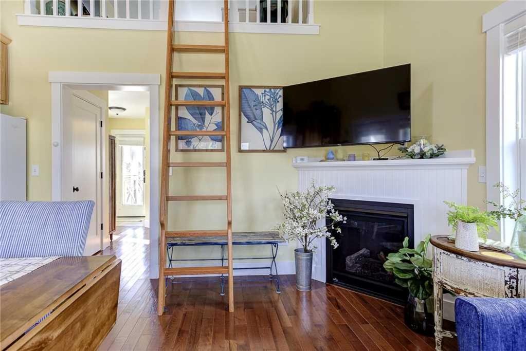 Sweet Buttercup by Seabrook Hospitality