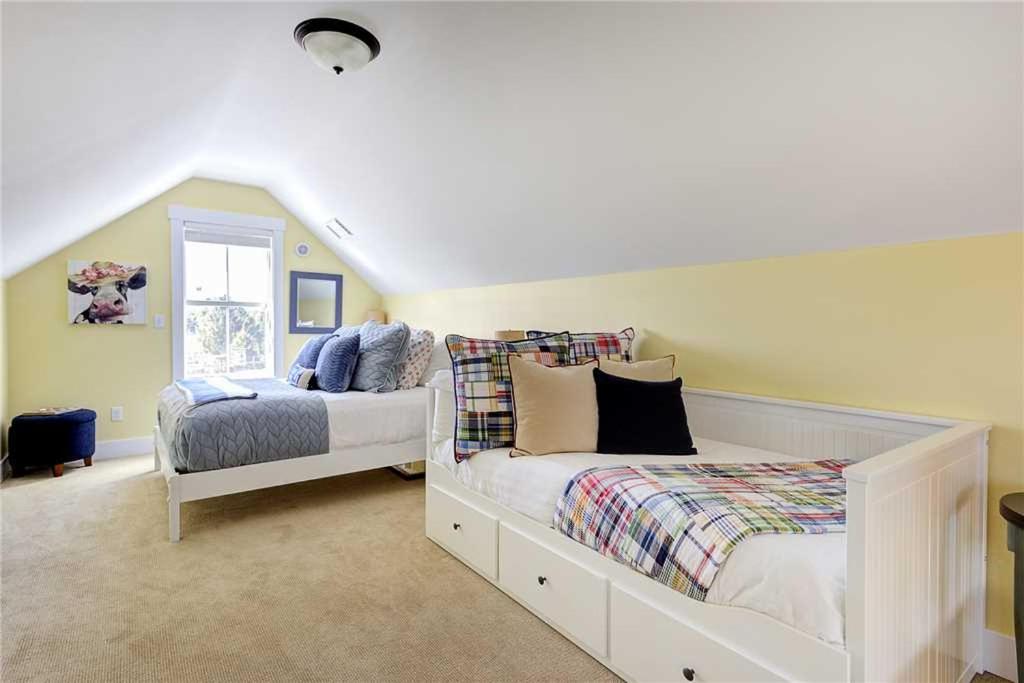 Sweet Buttercup by Seabrook Hospitality