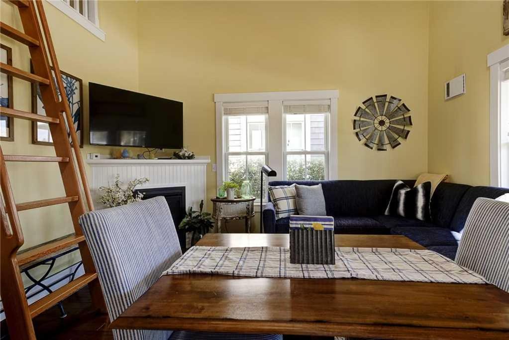 Sweet Buttercup by Seabrook Hospitality