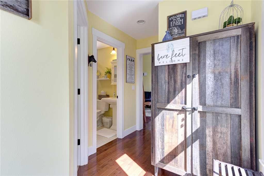 Sweet Buttercup by Seabrook Hospitality