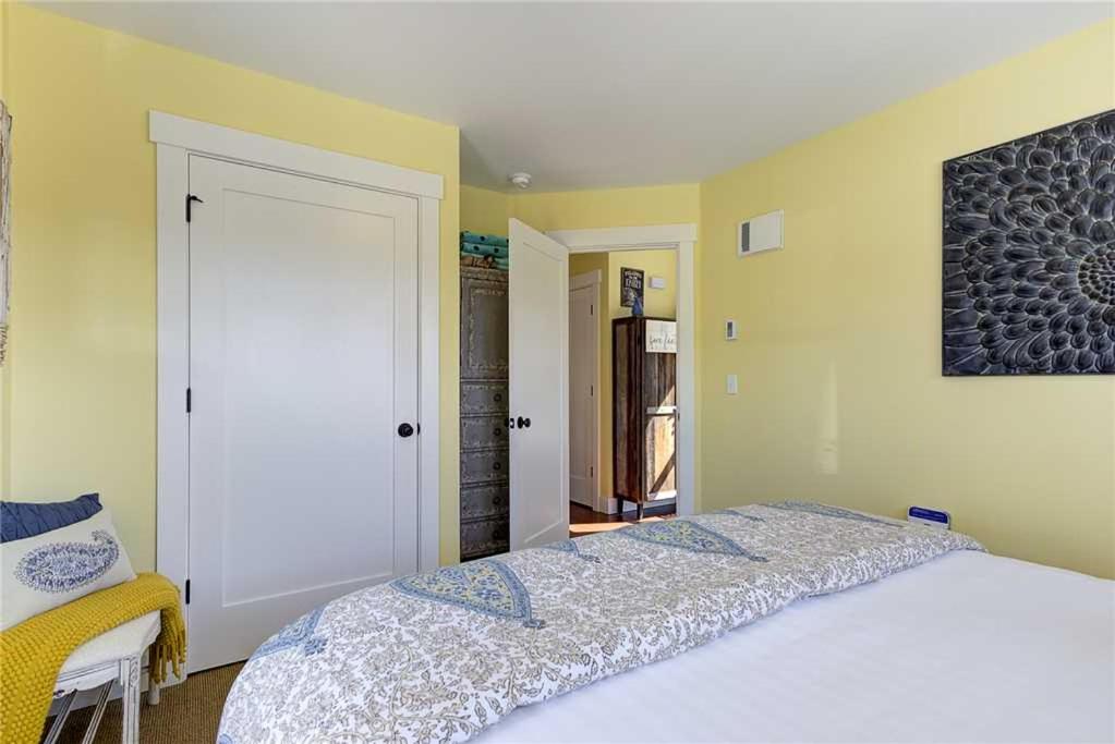 Sweet Buttercup by Seabrook Hospitality