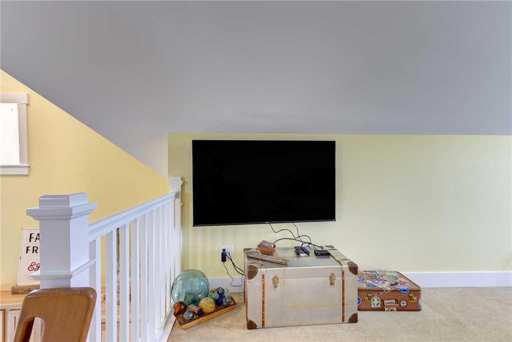Sweet Buttercup by Seabrook Hospitality