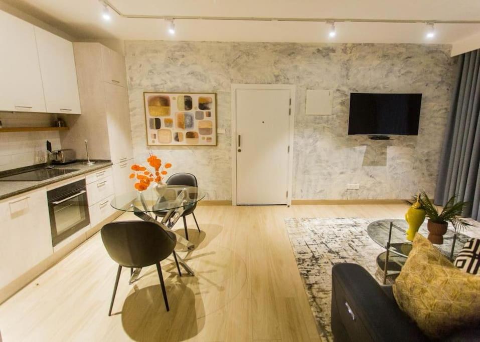 Dels Luxury Apartment at Pavilion Apartments, Cantonment, Accra view 2