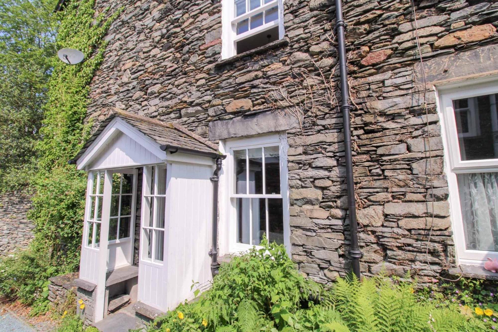 Cosy Cottage within walking distance of shops, pubs in Ambleside with wood burning stove