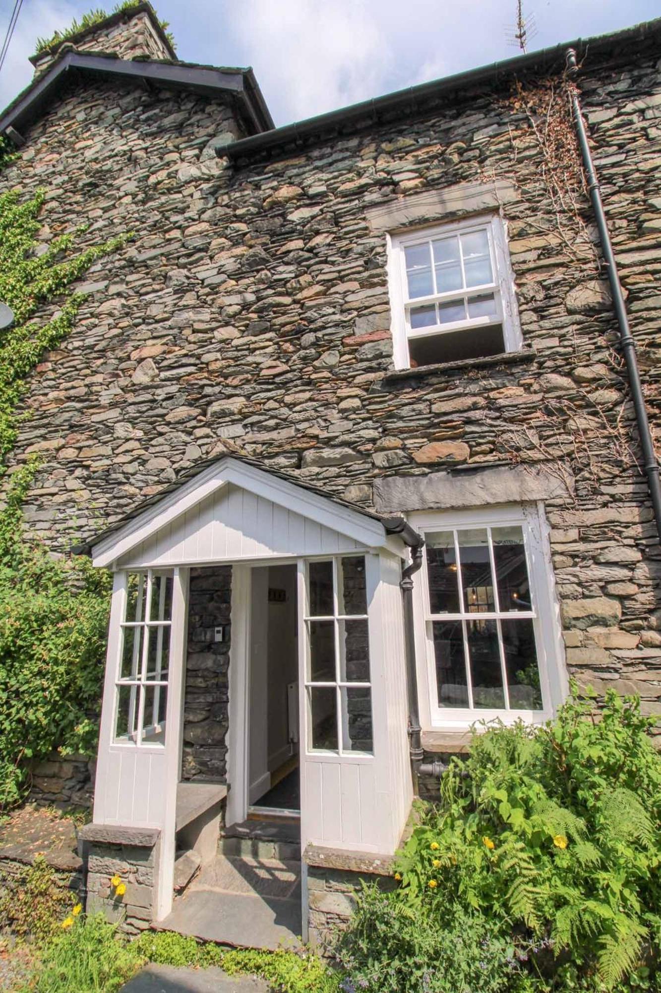 Cosy Cottage within walking distance of shops, pubs in Ambleside with wood burning stove