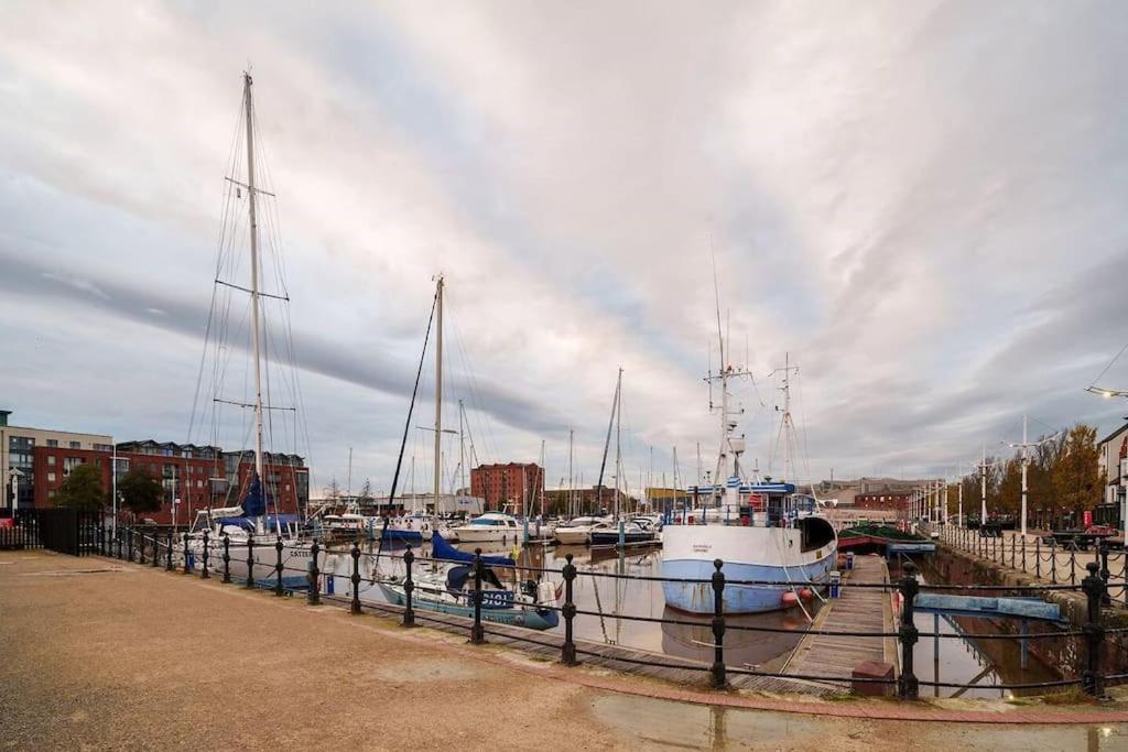 Monthly or Weekly Stays in Hull with 2 BED and Parking view 5