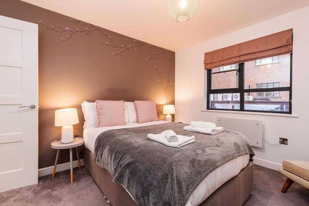 Monthly or Weekly Stays in Hull with 2 BED and Parking view 4