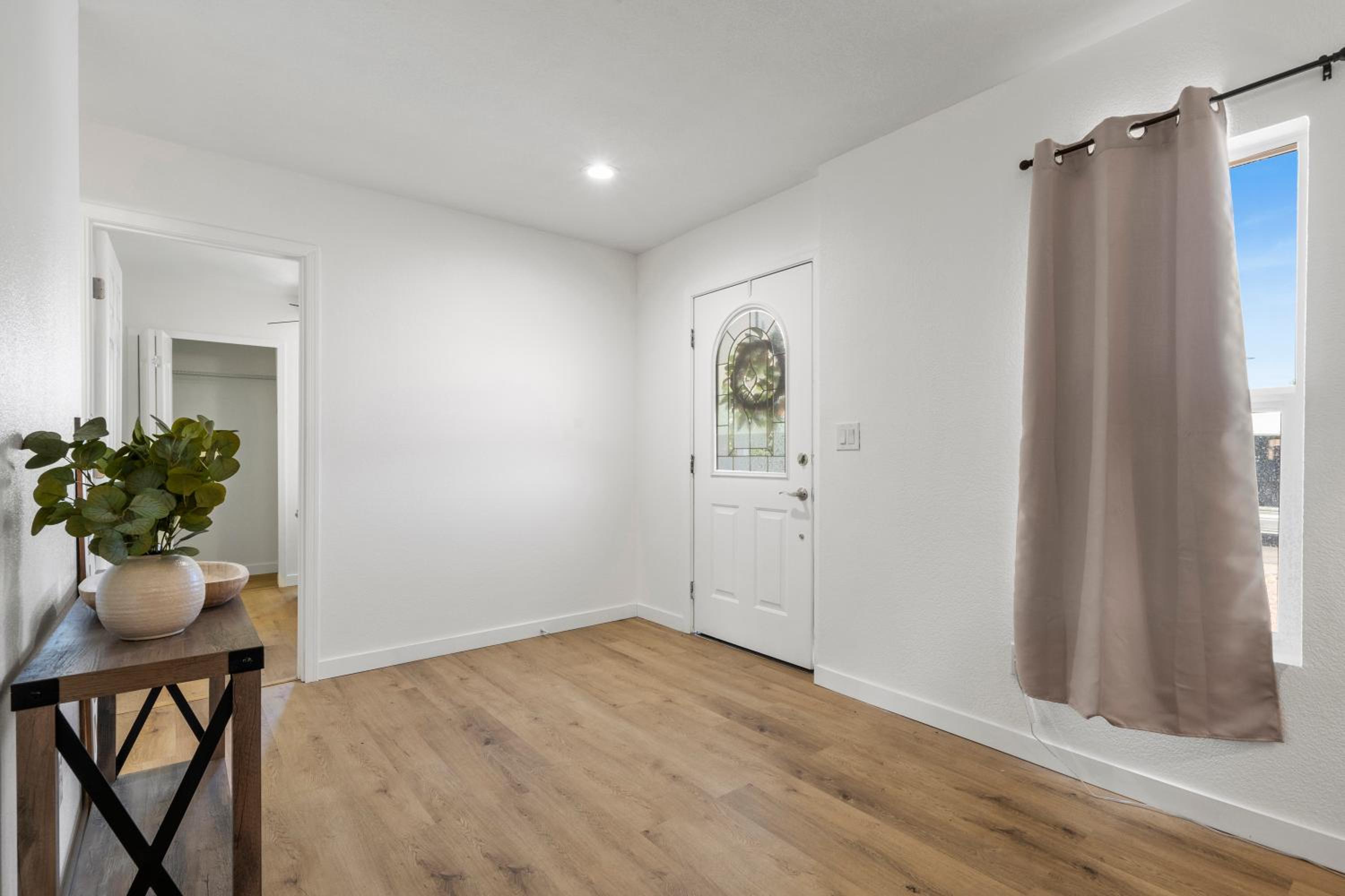 l NEW 3BED 2BTH l 1 min to Veterans Memorial Park l Central Location l Fully Remodeled House view 2