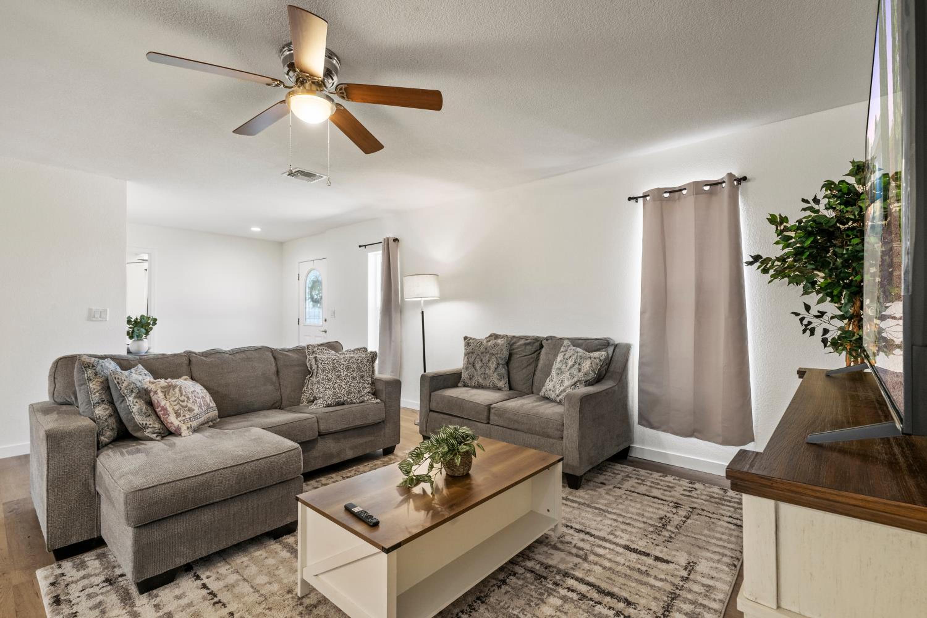 l NEW 3BED 2BTH l 1 min to Veterans Memorial Park l Central Location l Fully Remodeled House view 3
