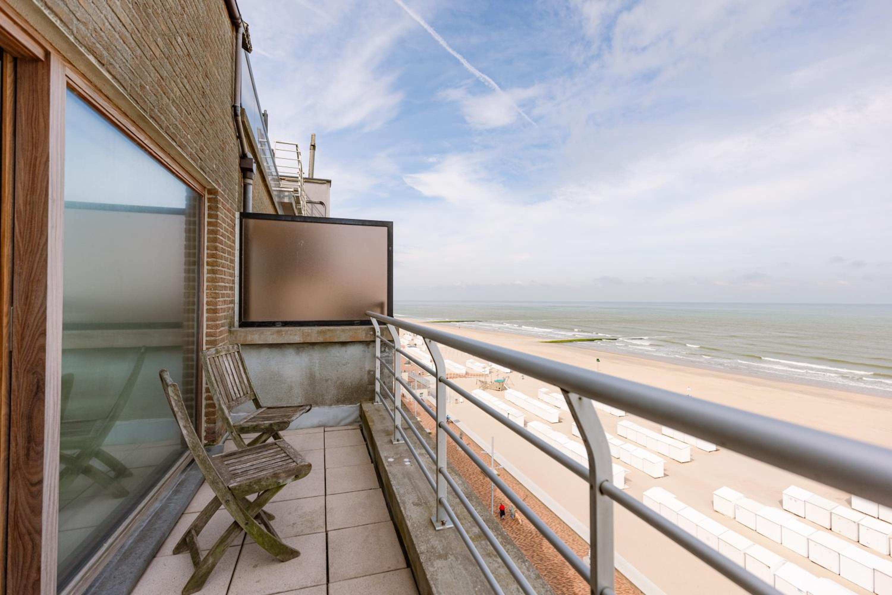 Seaside duplex apartment with four terraces