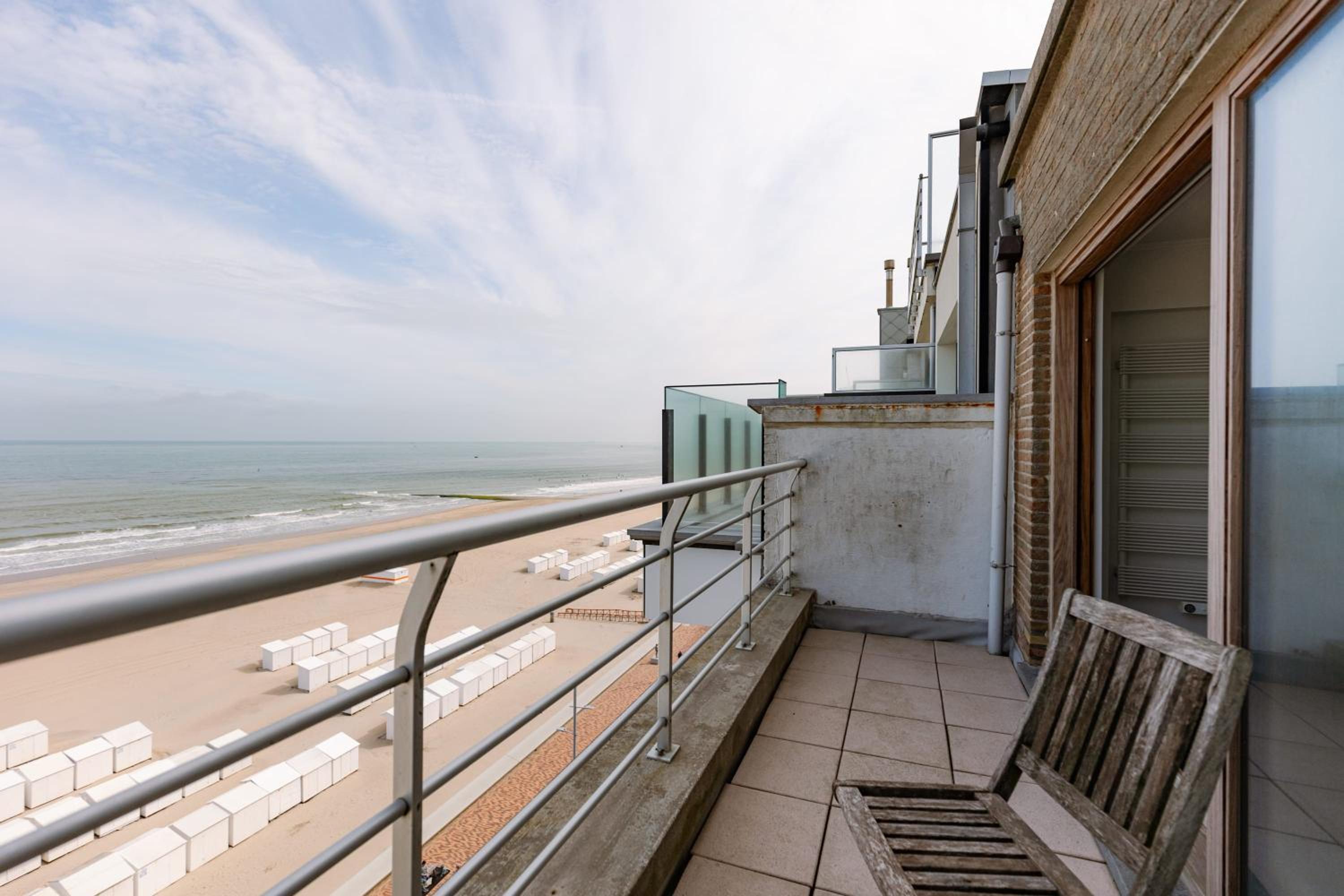Seaside duplex apartment with four terraces