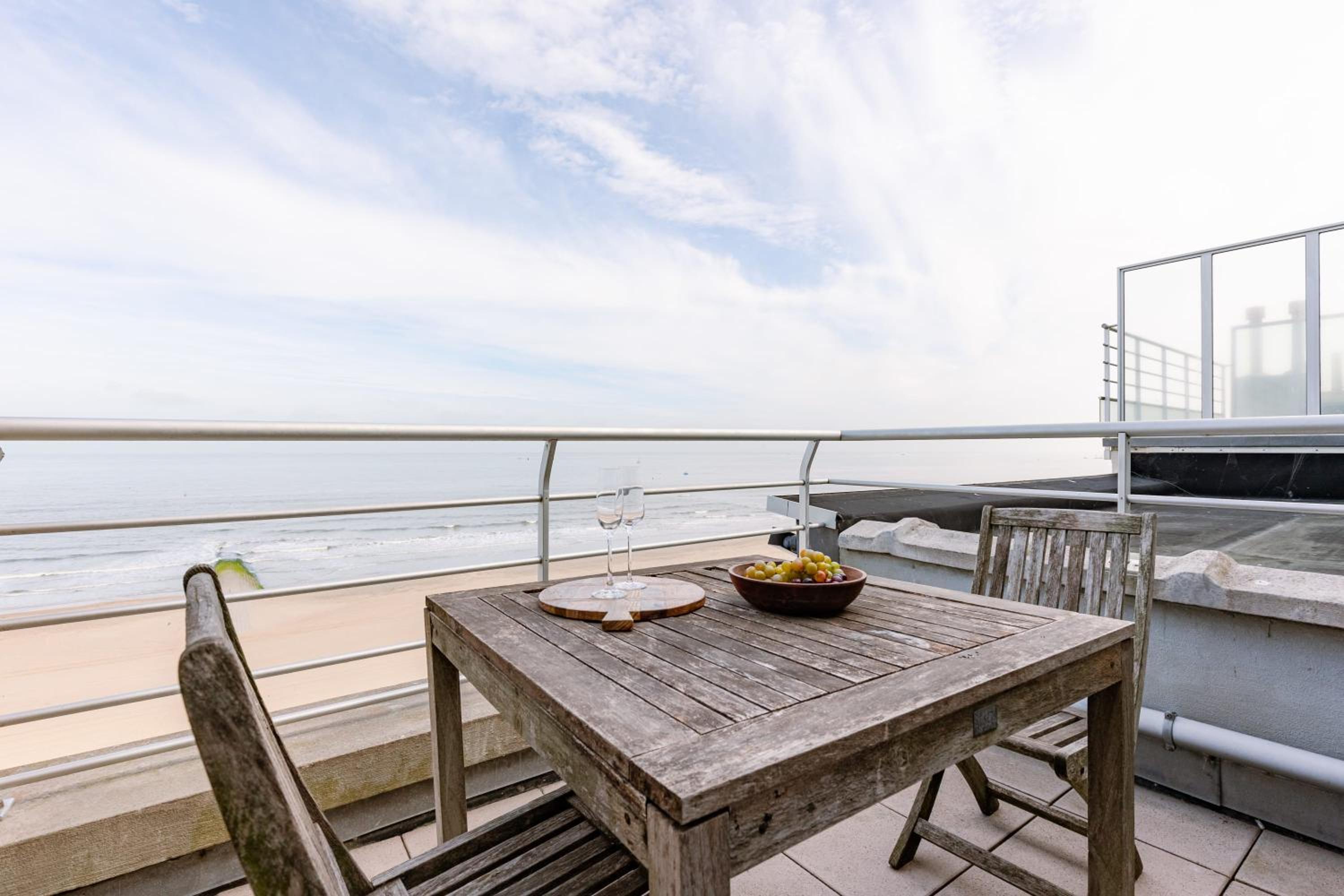 Seaside duplex apartment with four terraces