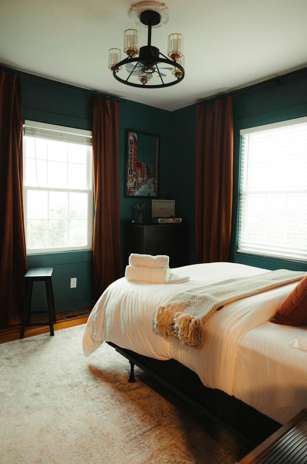 Historic Renovated 2BD - Overlooking Downtown