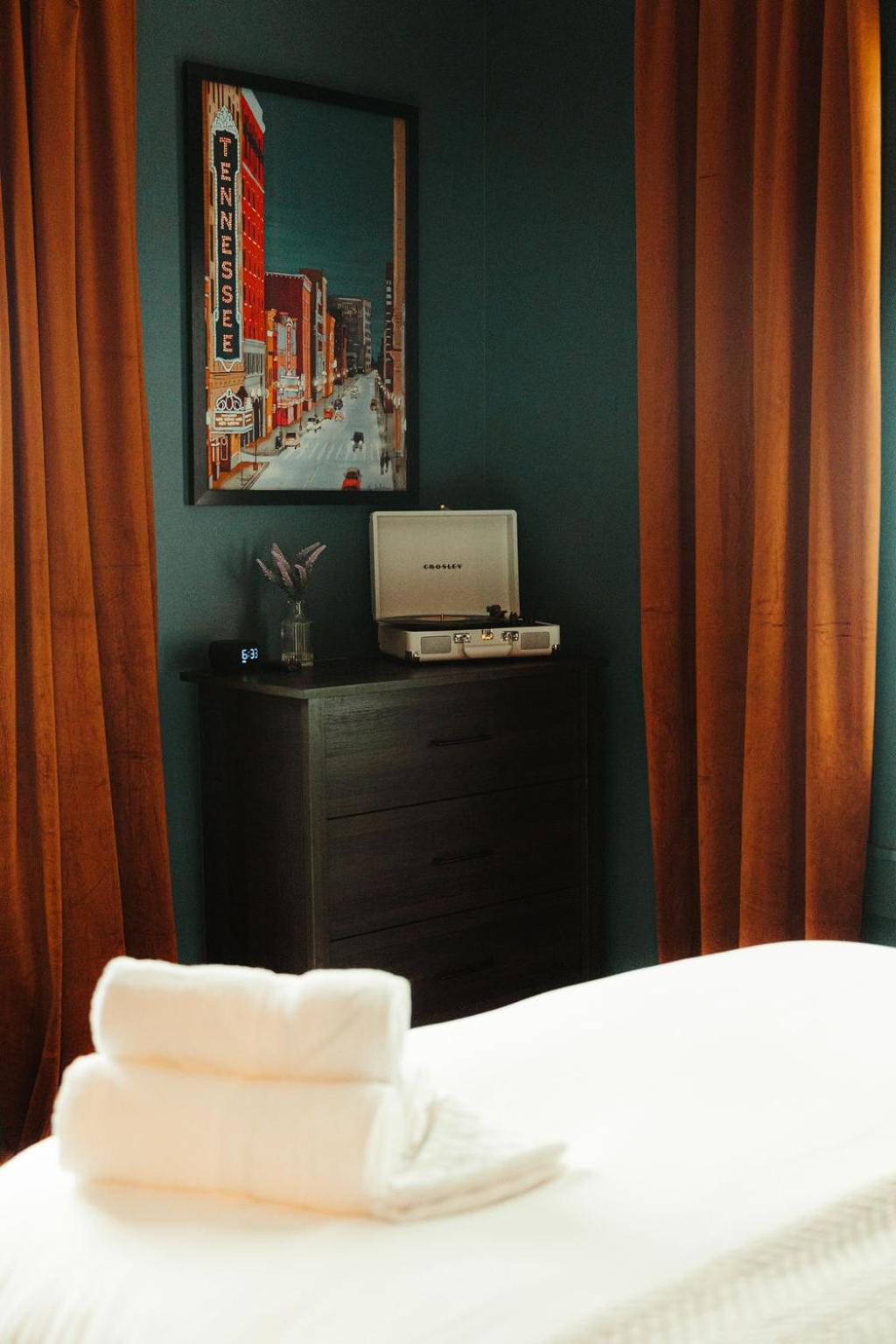 Historic Renovated 2BD - Overlooking Downtown