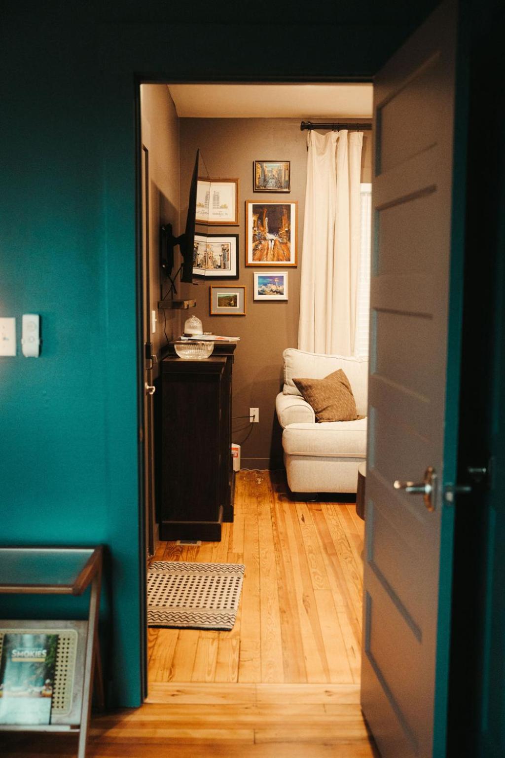 Historic Renovated 2BD - Overlooking Downtown