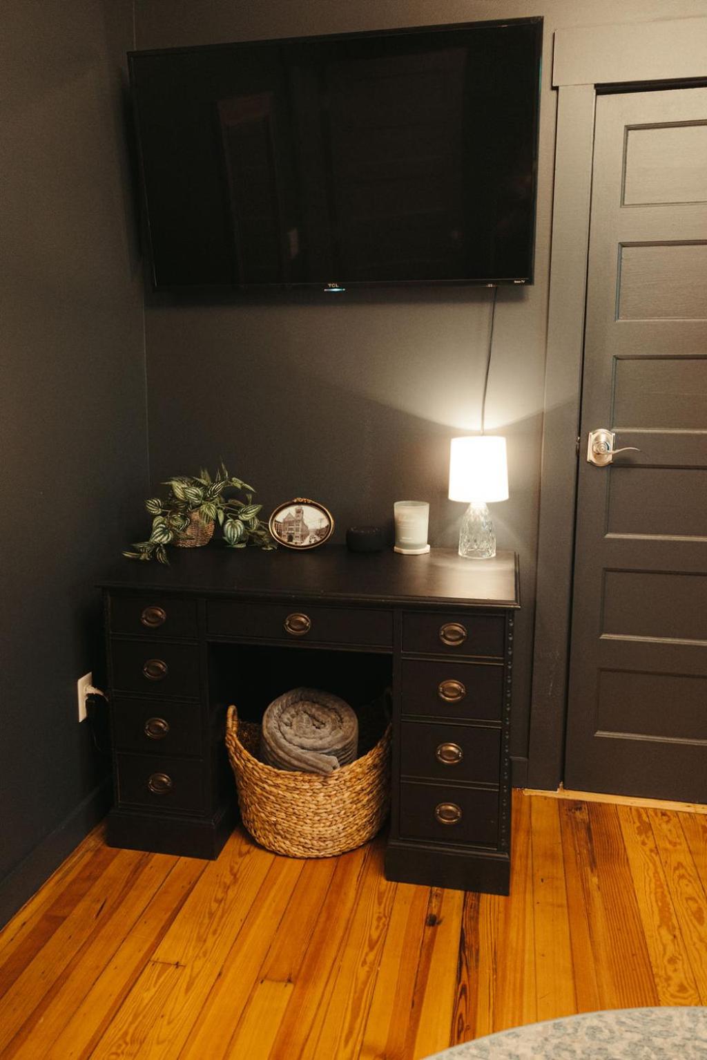 Historic Renovated 2BD - Overlooking Downtown