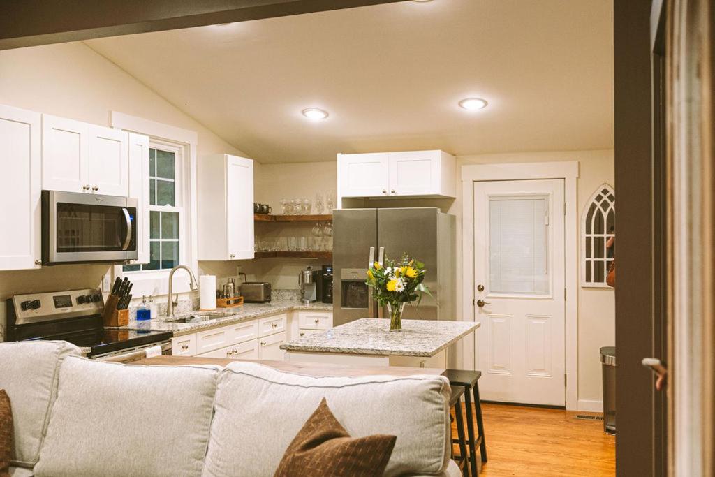 Historic Renovated 2BD - Overlooking Downtown