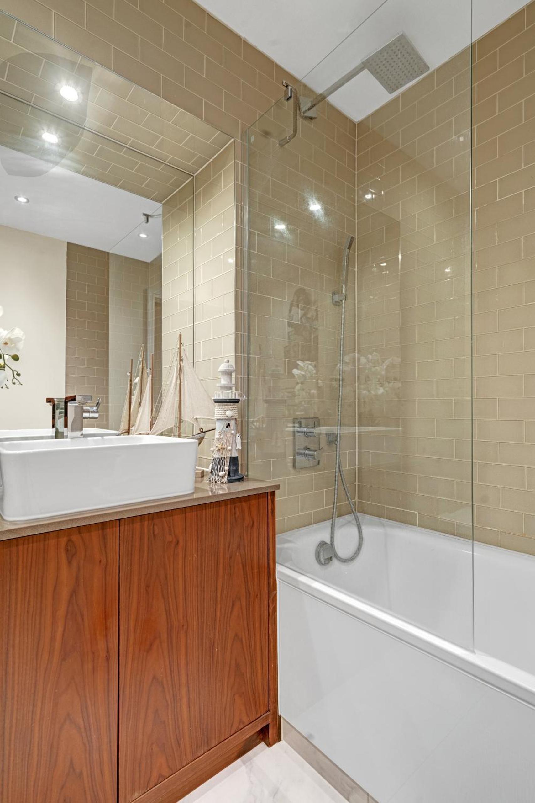 Modern Two Bed Serviced Accommodation in London Canary Wharf - Perfect for Long Stay, Business, Leisure and Relocations