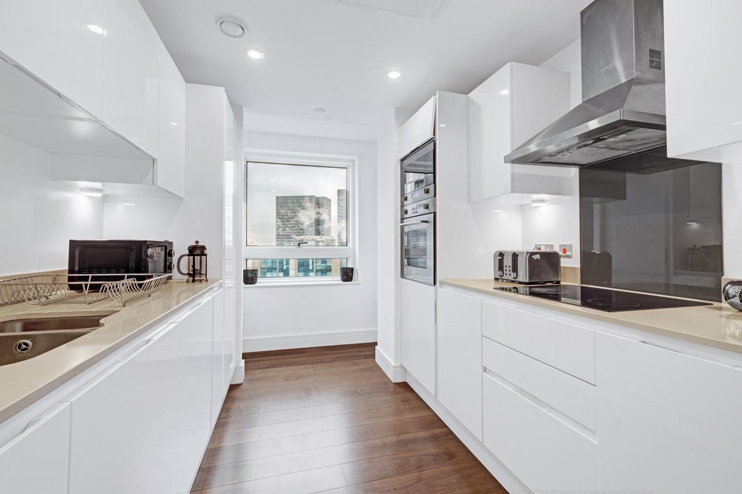 Modern Two Bed Serviced Accommodation in London Canary Wharf - Perfect for Long Stay, Business, Leisure and Relocations
