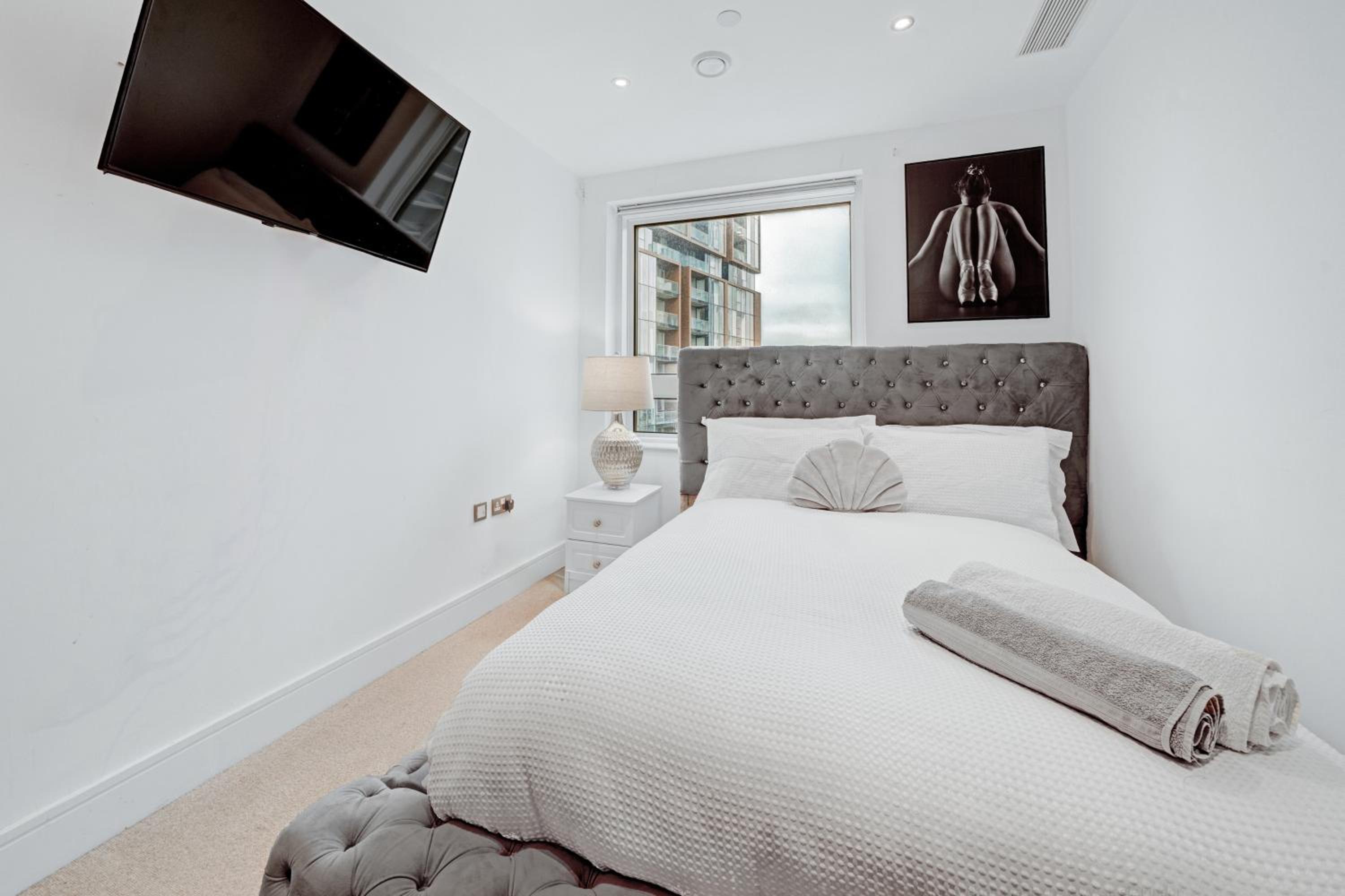 Modern Two Bed Serviced Accommodation in London Canary Wharf - Perfect for Long Stay, Business, Leisure and Relocations