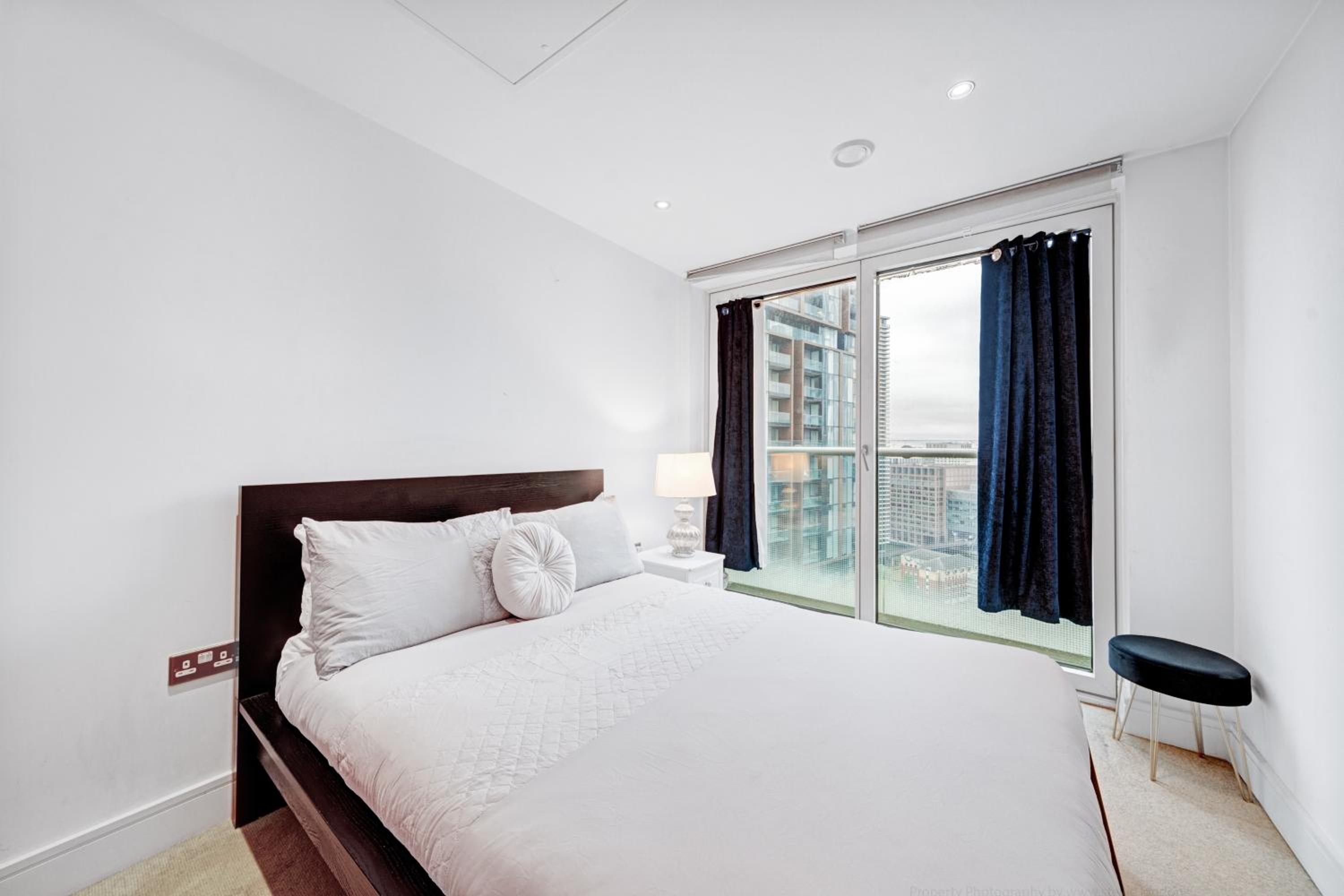 Modern Two Bed Serviced Accommodation in London Canary Wharf - Perfect for Long Stay, Business, Leisure and Relocations